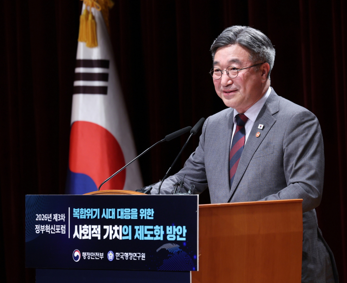 윤호중 행정안전부 장관이 22일 오후 서울 종로구 정부서울청사 별관에서 열린 2026년 제3차 정부혁신포럼 '복합위기 시대 대응을 위한 사회적가치의 제도화 방안'에서 환영사를 하고 있다. /사진=뉴시스