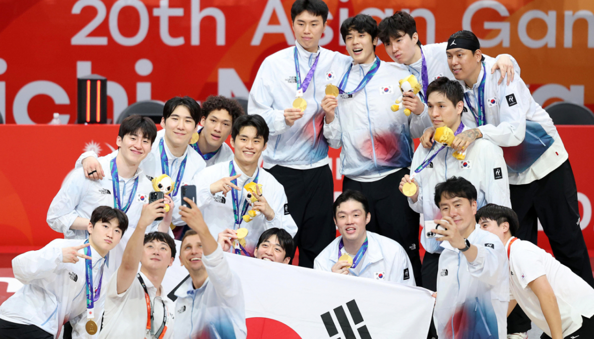 2026 아이치·나고야 아시안게임 조직위원회가 남자농구 결승전을 앞두고 한국 대표팀의 훈련장 이동 버스를 배정하지 않은 데 대해 공식 사과했다. 사진은 2026 아이치·나고야 아시안게임 남자 농구 시상식에서 금메달을 획득한 대한민국 농구 대표팀의 모습. /사진=뉴시스