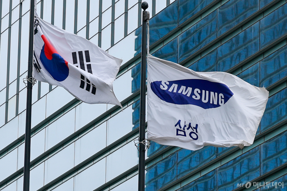 (서울=뉴스1) 안은나 기자 = 삼성전자 임단협이 최종 타결된 27일 서울 삼성전자 서초사옥에 깃발이 나부끼고 있다. 삼성전자 노동조합 공동교섭단은 이날 '2026년 임금·단체협약 잠정 합의안' 찬반 투표 결과 73.7%의 찬성률로 가결됐다고 밝혔다. 2026.5.27/뉴스1 Copyright © 뉴스1. All rights reserved. 무단 전재 및 재배포, AI학습 이용 금지. /사진=(서울=뉴스1) 안은나 기자