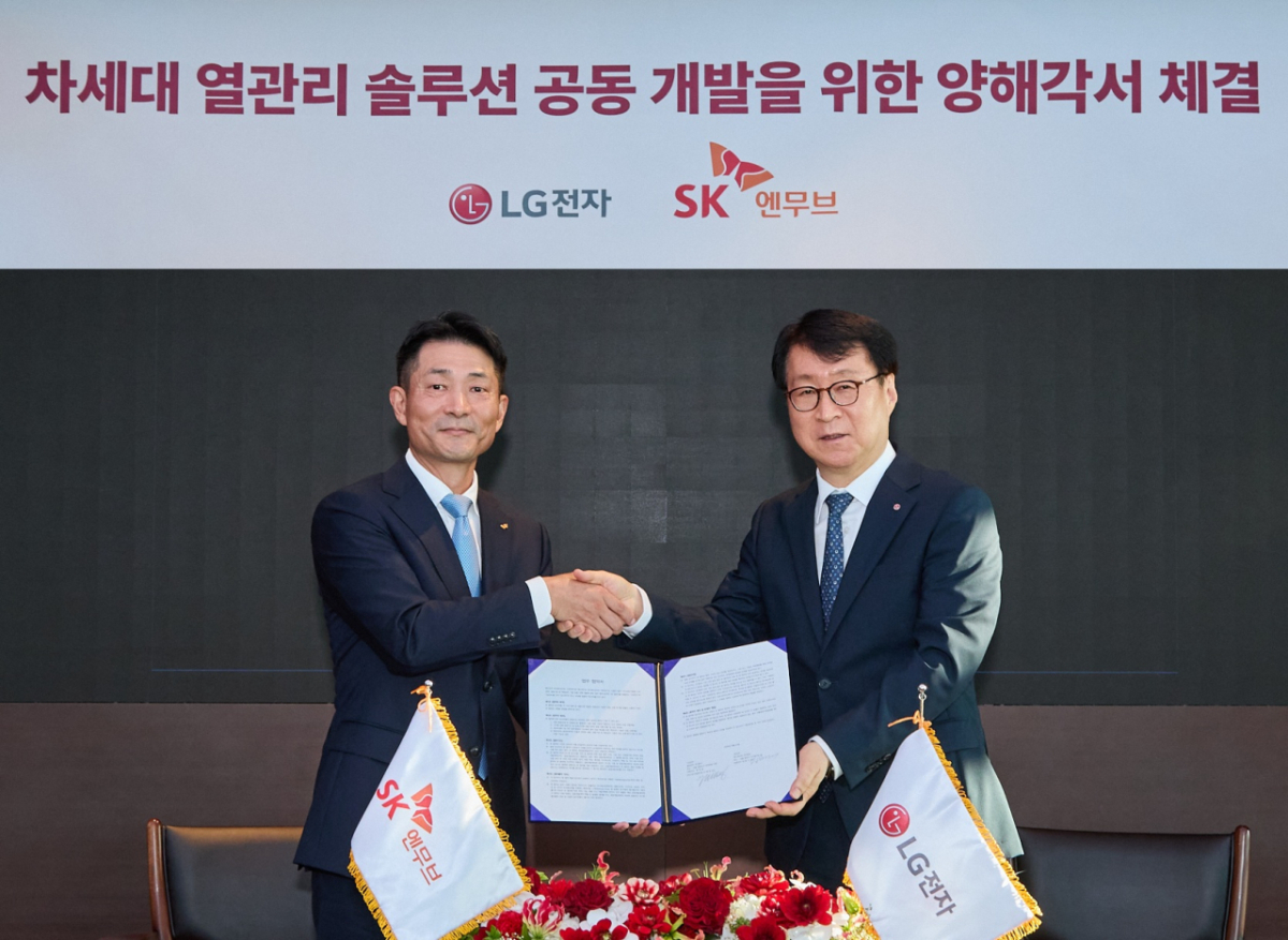 김원기 SK엔무브 사장(왼쪽)과 이재성 LG전자 ES사업본부장 사장이 지난 21일 서울 종로구 SK서린빌딩에서 '가전·상업·산업용 신규 냉매, 냉동기유 및 액침냉각 기술 공동 선행 개발' 업무협약(MOU)을 체결한 뒤 기념촬영을 하고 있다