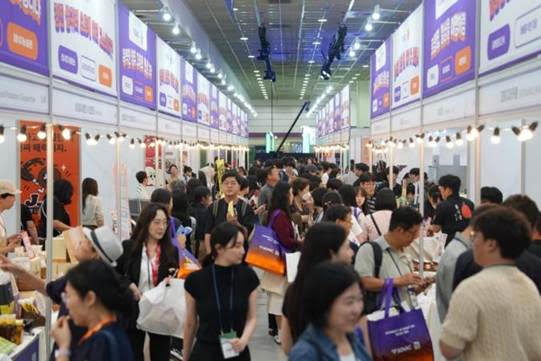 지난 21일부터 22일까지 서울 강남구 코엑스에서 열린 ‘제3회 대한민국 사회적가치 페스타’에서 행복나래가 기획∙운영하는 ‘SOVAC마켓’에 방문객들이 북적이고 있다.