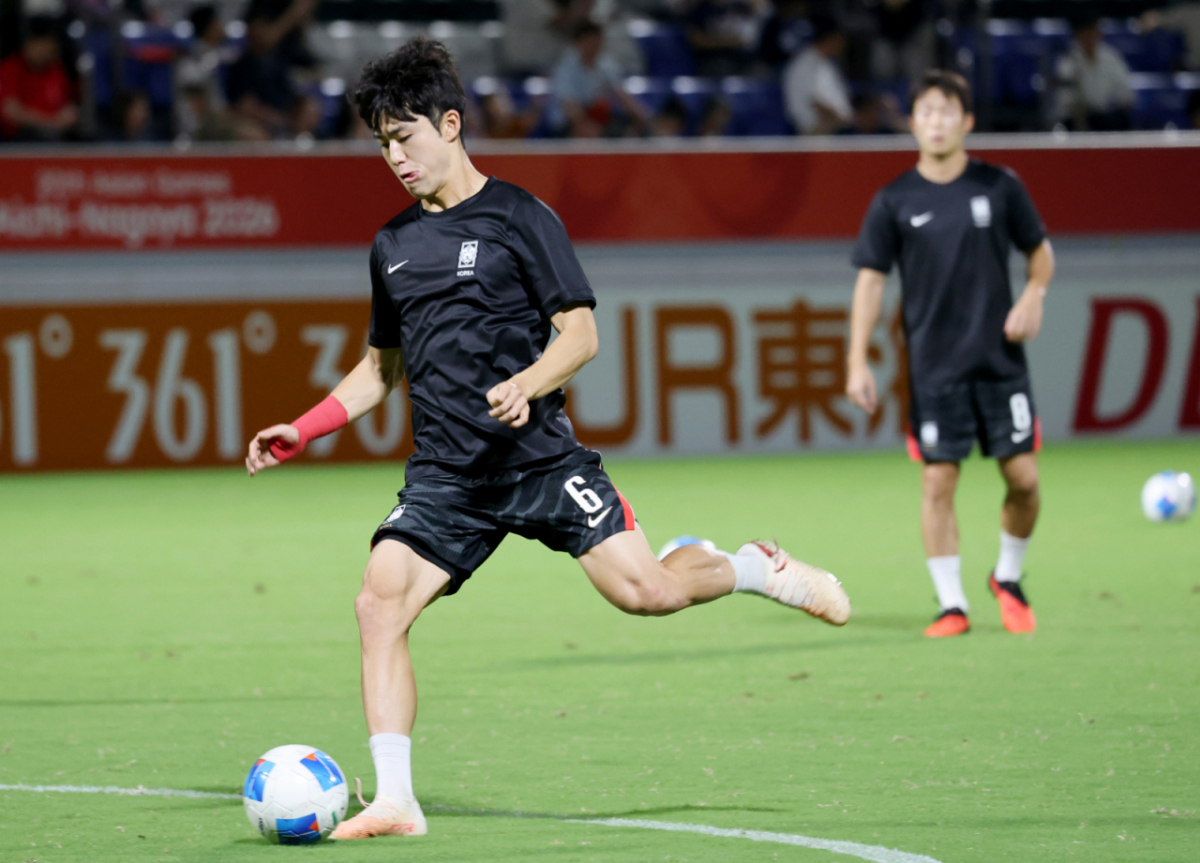 축구대표팀 이기혁이 22일 파로마 미즈호 럭비 스타디움에서 열리는 2026 아이치·나고야 아시안게임 축구 D조 한국과 사우디아라비아 경기를 앞두고 슈팅훈련을 하고 있다. 2026.09.22. /사진=강영조 선임기자