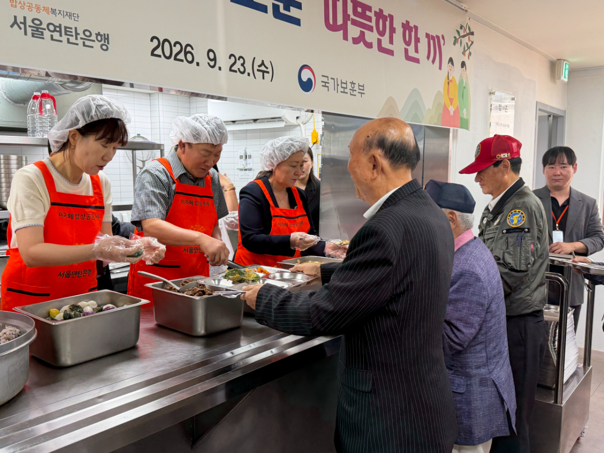 23일 오전 서울 용산구 서울연탄은행 건물 2층에서 국가유공자 어르신들이 추석 맞이 점심 식사를 배식받고 있는 모습./사진=민수정 기자.
