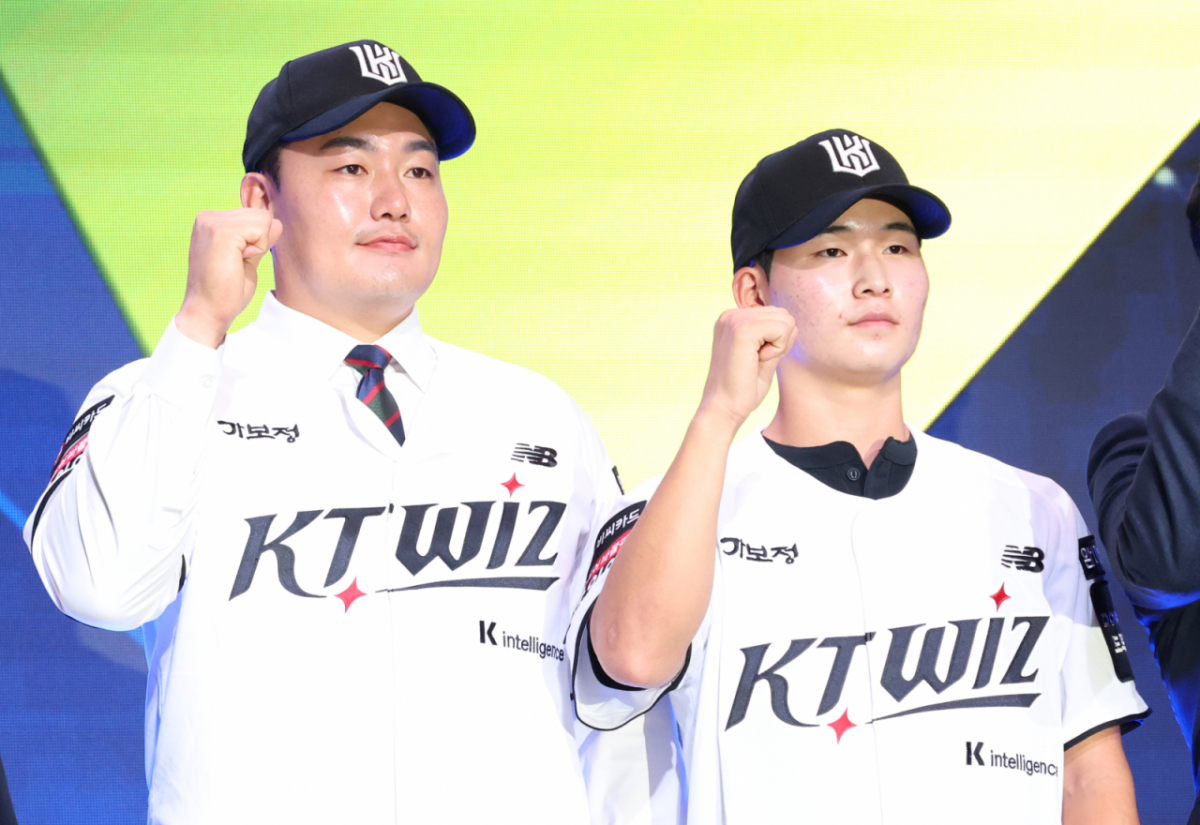 '2027 KBO 신인 드래프트'가 21일 서울 송파구 롯데호텔 월드 크리스탈볼룸에서 열렸다. KT에 지명된 최지만과 김동영이 포토타임을 갖고 있다. 왼쪽부터 최지만(2R), 김동영(5R). /사진=김진경 대기자