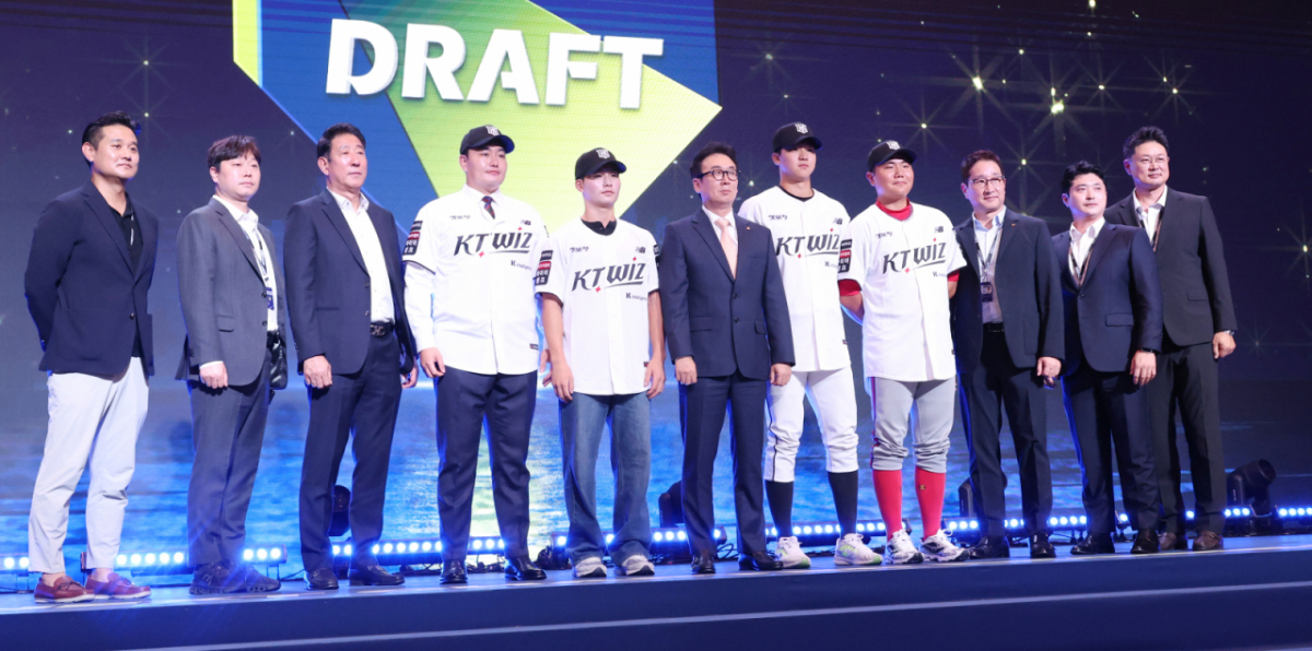 '2027 KBO 신인 드래프트'가 21일 서울 송파구 롯데호텔 월드 크리스탈볼룸에서 열렸다. 최지만을 비롯해 KT에 지명된 선수들이 포토타임을 갖고 있다. /사진=김진경 대기자