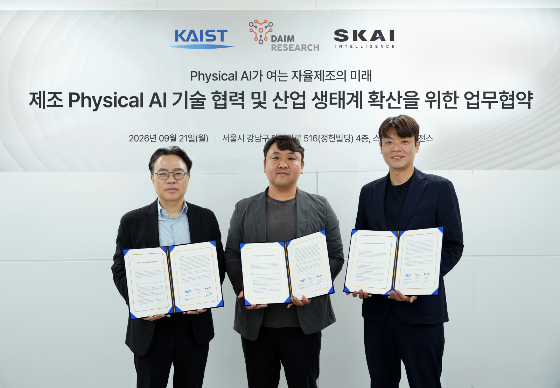 (왼쪽부터)장영재 KAIST 제조피지컬AI연구소장 교수, 황일회 다임리서치 CTO, 이재철 스카이인텔리전스 대표가 업무협약식에서 기념촬영을 하고 있다./사진제공=스카이인텔리전스