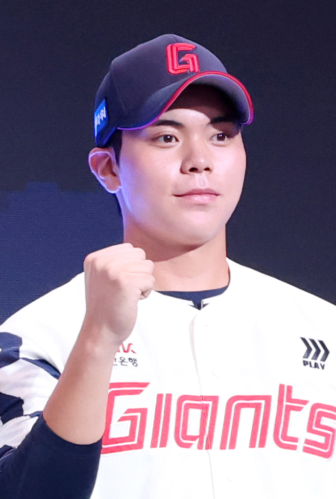 '2027 KBO 신인 드래프트'가 21일 서울 송파구 롯데호텔 월드 크리스탈볼룸에서 열렸다.  이현민이 롯데에 지명된 후 포토타임을 갖고 있다. /사진=김진경 kim.jinkyung@
