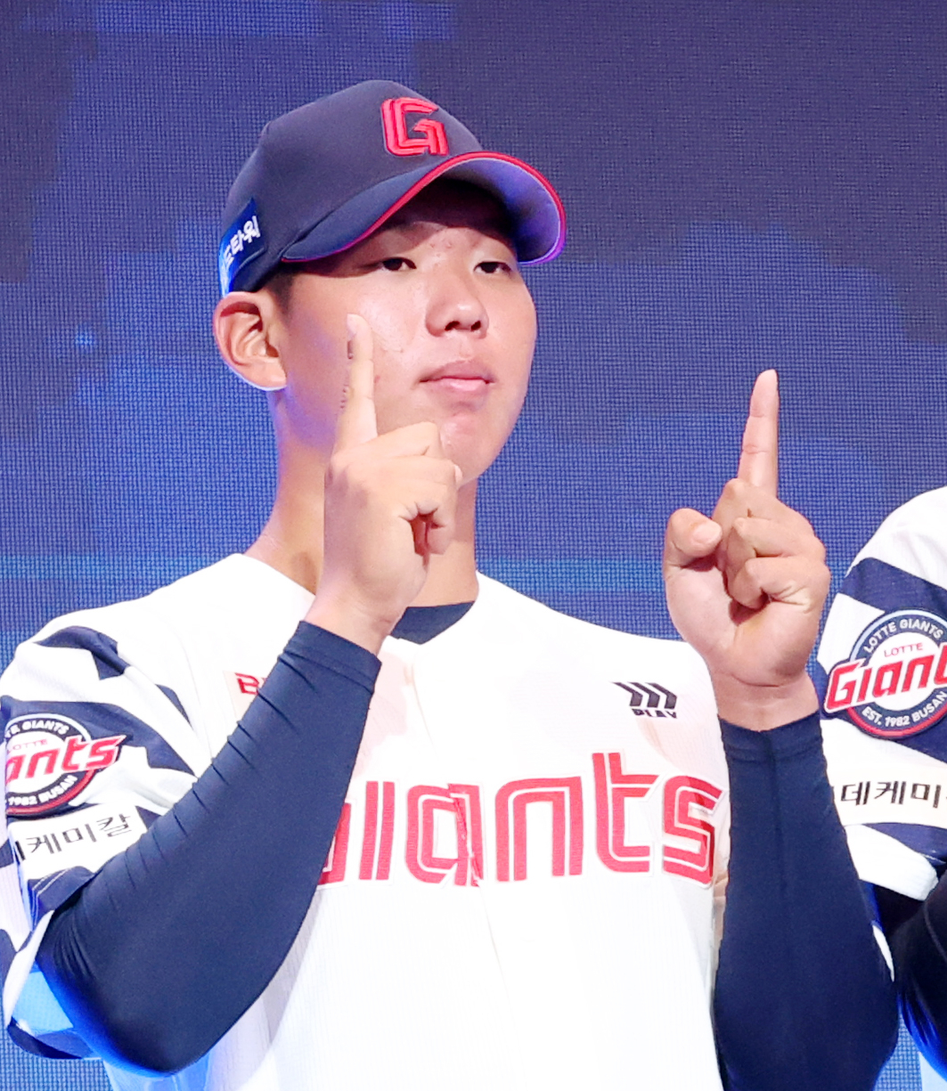 '2027 KBO 신인 드래프트'가 21일 서울 송파구 롯데호텔 월드 크리스탈볼룸에서 열렸다.  원지우가 롯데에 지명된 후 포토타임을 갖고 있다. /사진=김진경 kim.jinkyung@