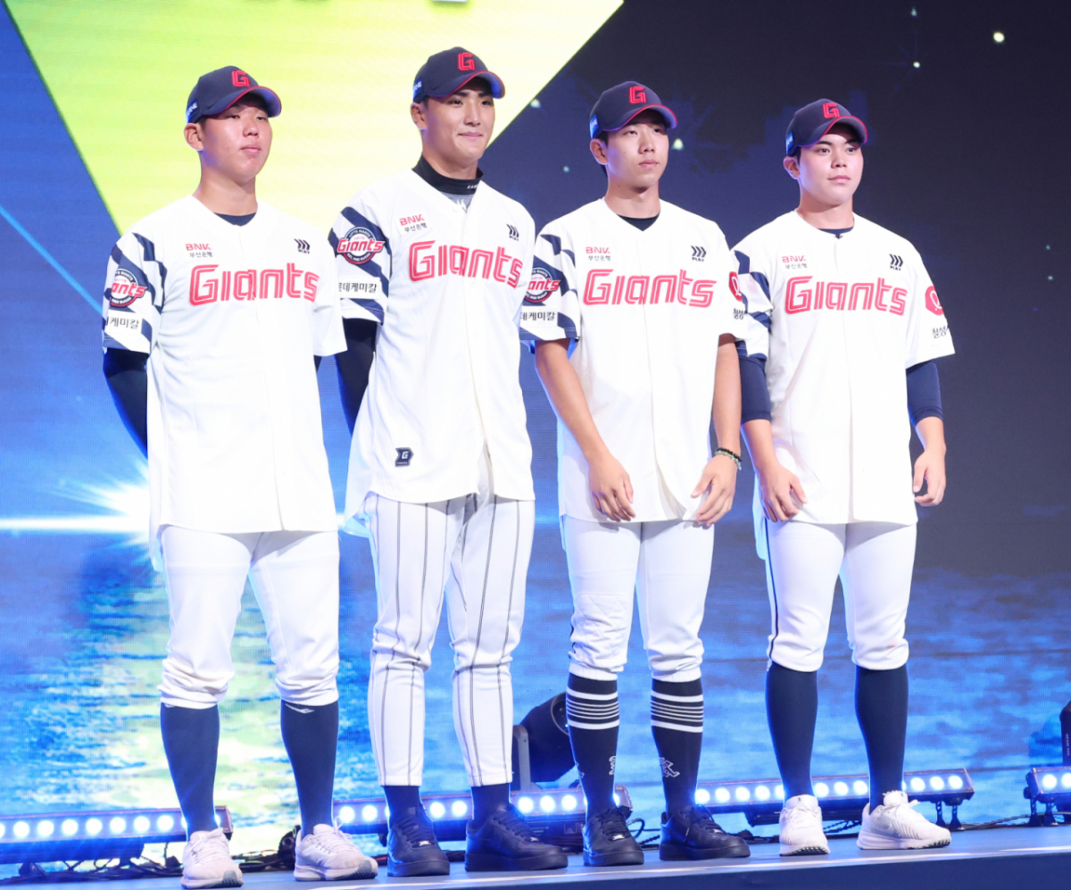 '2027 KBO 신인 드래프트'가 21일 서울 송파구 롯데호텔 월드 크리스탈볼룸에서 열렸다.  원지우(완쪽부터), 박근서, 배종윤, 이현민이 롯데에 지명된 후 포토타임을 갖고 있다. /사진=김진경 대기자