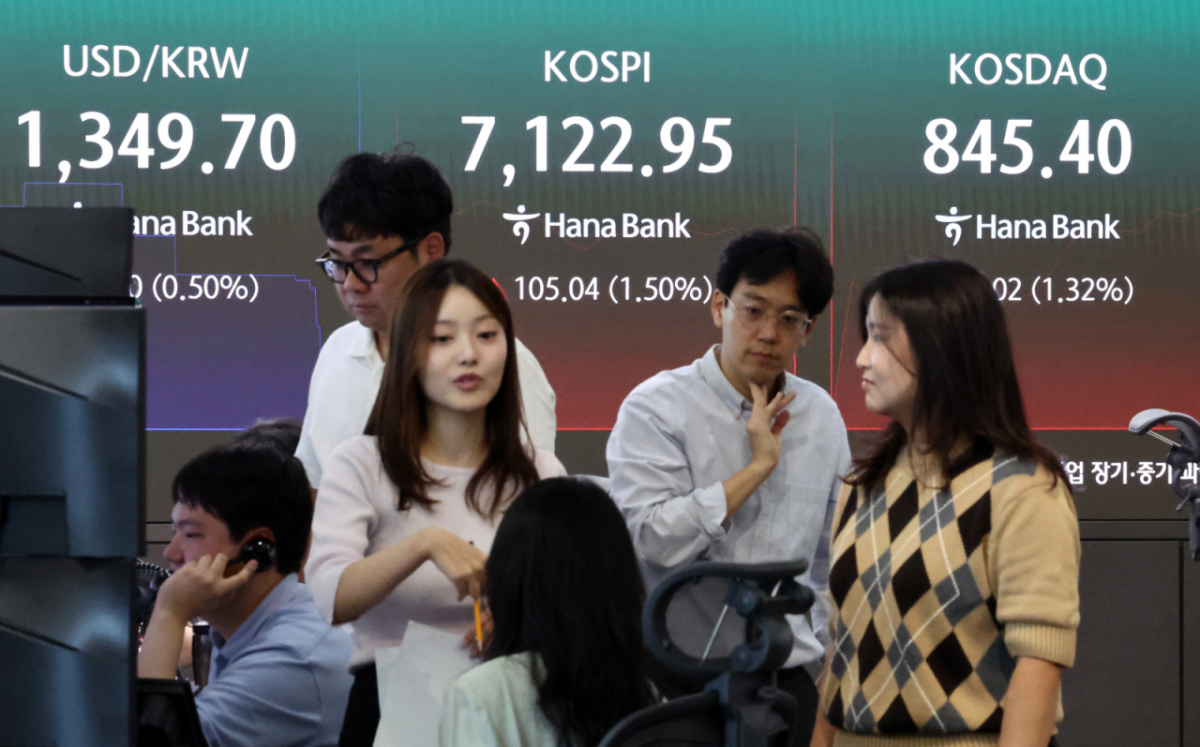 (서울=뉴스1) 최지환 기자 = 23일 오전 서울 중구 하나은행 본점 딜링룸 전광판에 증시 시황이 표시되어 있다. 이날 코스피는 전 거래일 대비 136.08 포인트(1.94%) 상승한 7153.99, 코스닥은 6.97 포인트(0.84%) 오른 841.35에 출발했다. 2026.9.23/뉴스1 Copyright © 뉴스1. All rights reserved. 무단 전재 및 재배포, AI학습 이용 금지. /사진=(서울=뉴스1) 최지환 기자