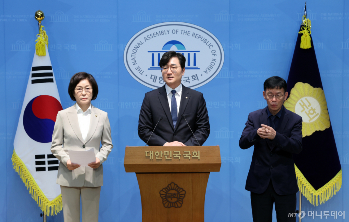 (서울=뉴스1) 황기선 기자 = 국회 산업통상자원중소벤처기업위원회 소속 더불어민주당 장철민 간사와 오세희 의원이 23일 오전 서울 여의도 국회 소통관에서 국민의힘의 대미투자 비공개 회의 불법 녹취 및 누설 행위에 대한 규탄 및 고발 기자회견을 하고 있다. 2026.9.23/뉴스1 Copyright © 뉴스1. All rights reserved. 무단 전재 및 재배포, AI학습 이용 금지. /사진=(서울=뉴스1) 황기선 기자