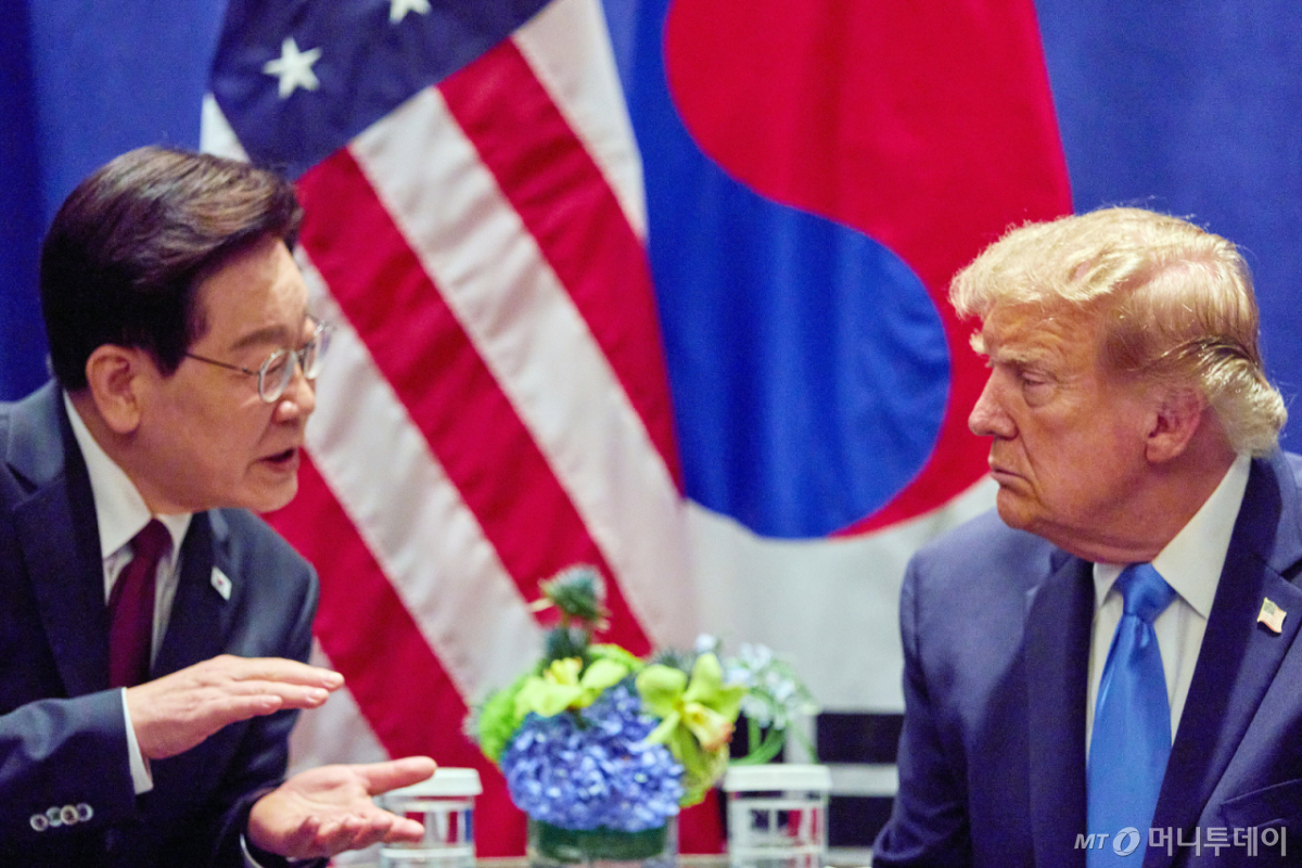 (뉴욕=뉴스1) 허경 기자 = 이재명 대통령과 도널드 트럼프 미국 대통령이 22일(현지시간) 뉴욕 한 호텔에서 유엔(UN) 총회를 계기로 정상회담을 하고 있다. (공동취재) 2026.9.23/뉴스1 Copyright © 뉴스1. All rights reserved. 무단 전재 및 재배포, AI학습 이용 금지.