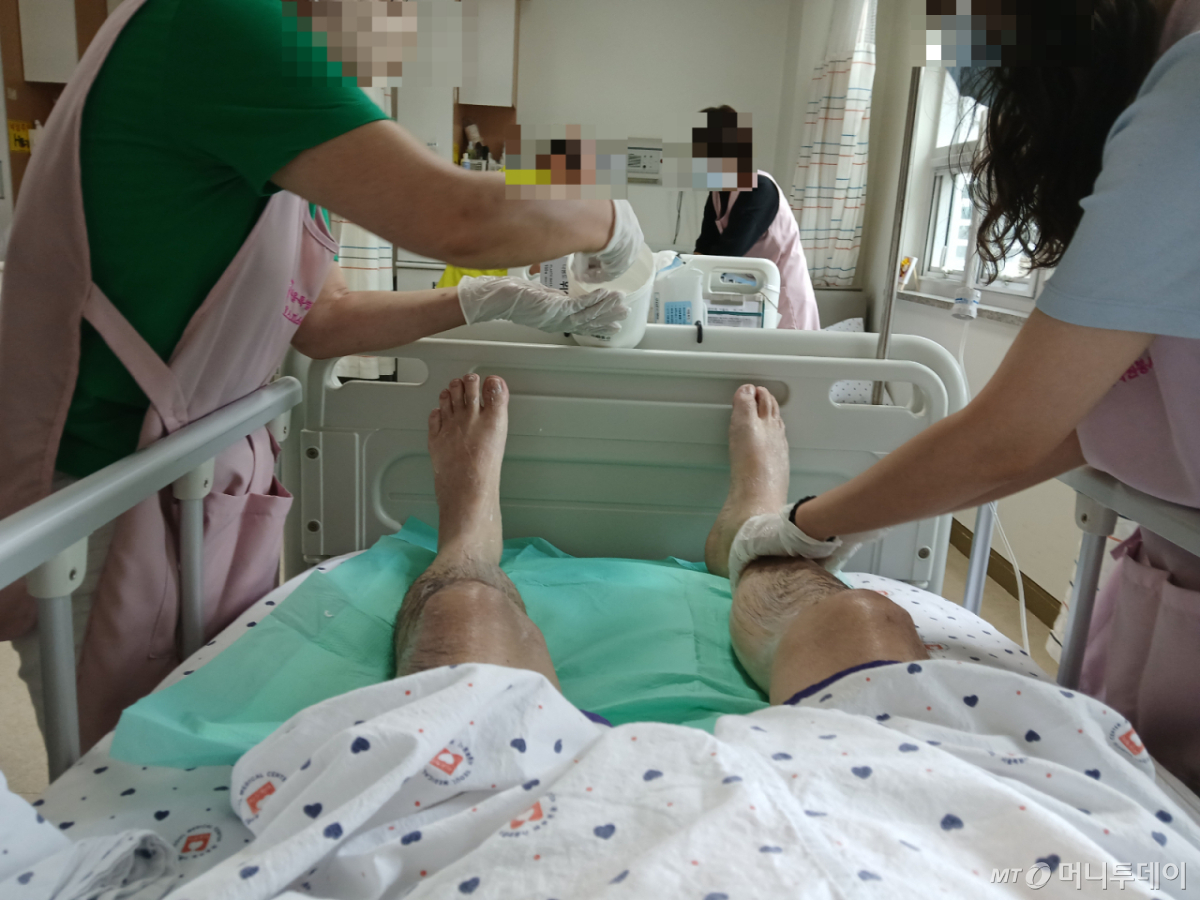 임석균씨가 지난 10일 서울 북부병원 호스피스 병동에서 자원봉사자들로부터 마사지를 받고 있다./사진제공=고 임석균씨 가족