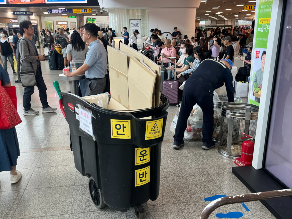 22일 오전 서울 용산구 서울역에서 하 직원이 쓰레기를 정리하고 있는 모습./사진=김유빈 기자.