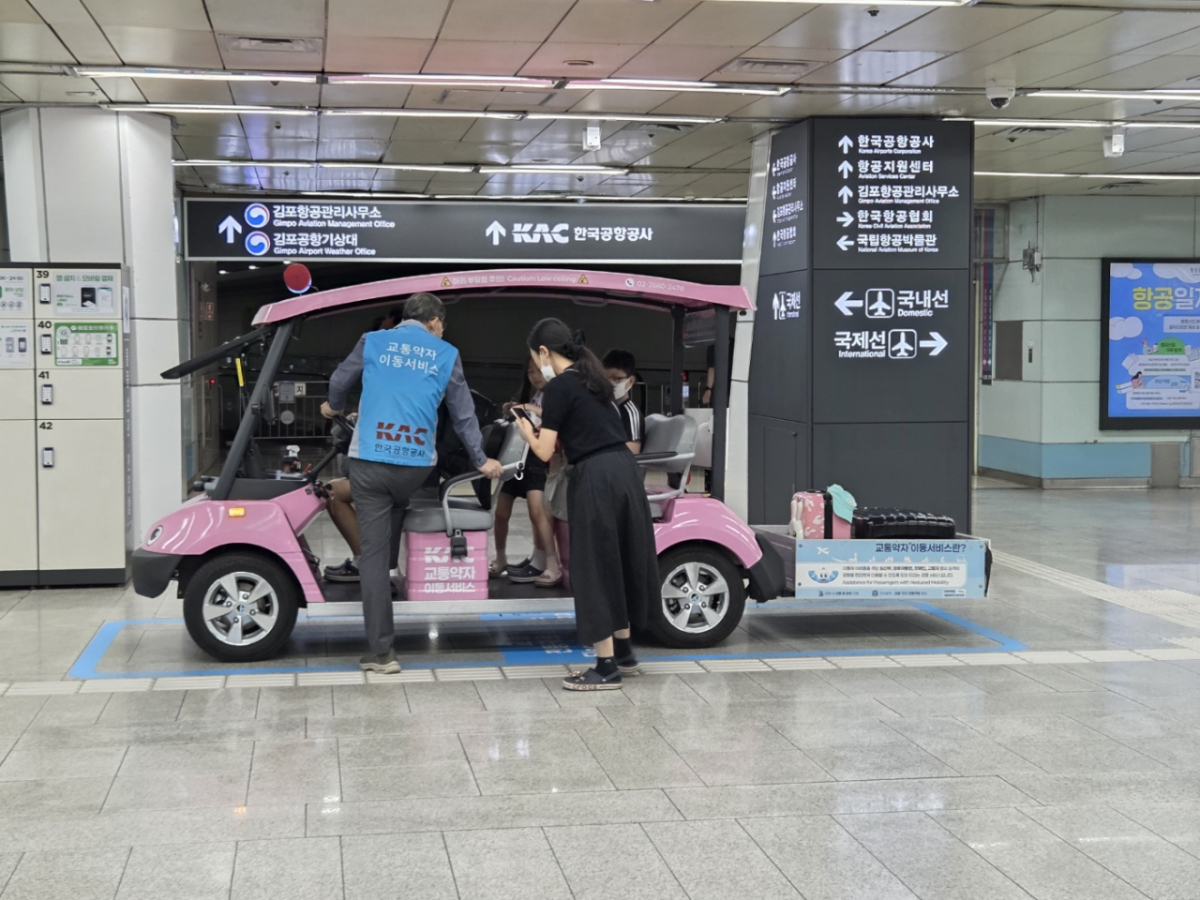 22일 오전 김포공항에서 교통약자가 분홍색 카트를 타고 있는 모습./사진=고지운 기자.