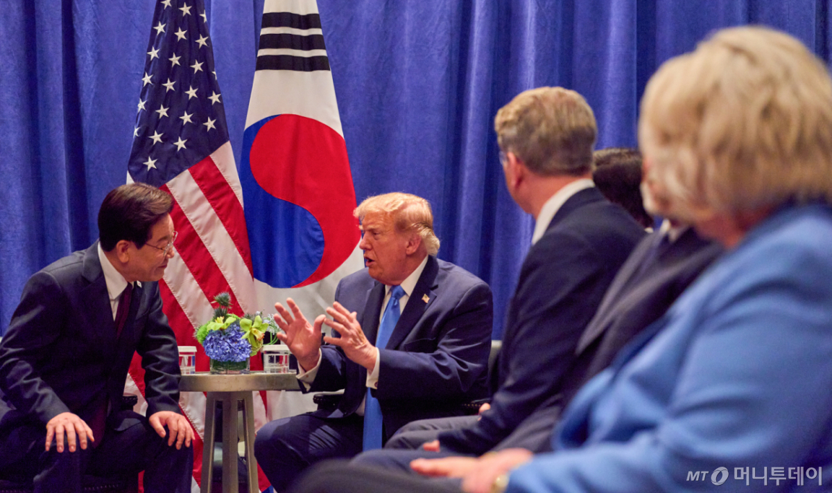 (뉴욕=뉴스1) 허경 기자 = 이재명 대통령과 도널드 트럼프 미국 대통령이 22일(현지시간) 뉴욕 한 호텔에서 유엔(UN) 총회를 계기로 정상회담을 하고 있다. (공동취재) 2026.9.23/뉴스1  Copyright © 뉴스1. All rights reserved. 무단 전재 및 재배포,  AI학습 이용 금지. /사진=(뉴욕=뉴스1) 허경 기자