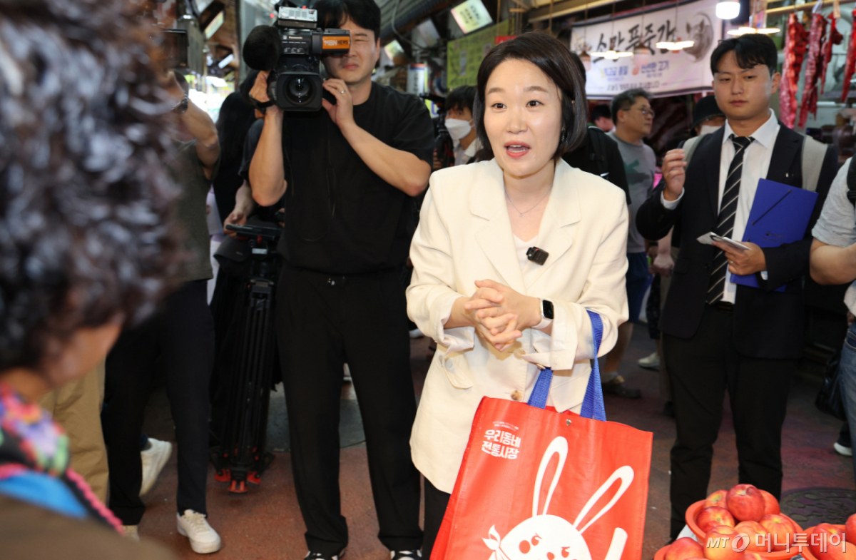 이소영 중소벤처기업부 장관이 23일 경기 수원시 팔달구 못골시장을 방문해 과일을 구매하고 있다. (공동취재)/사진=뉴스1