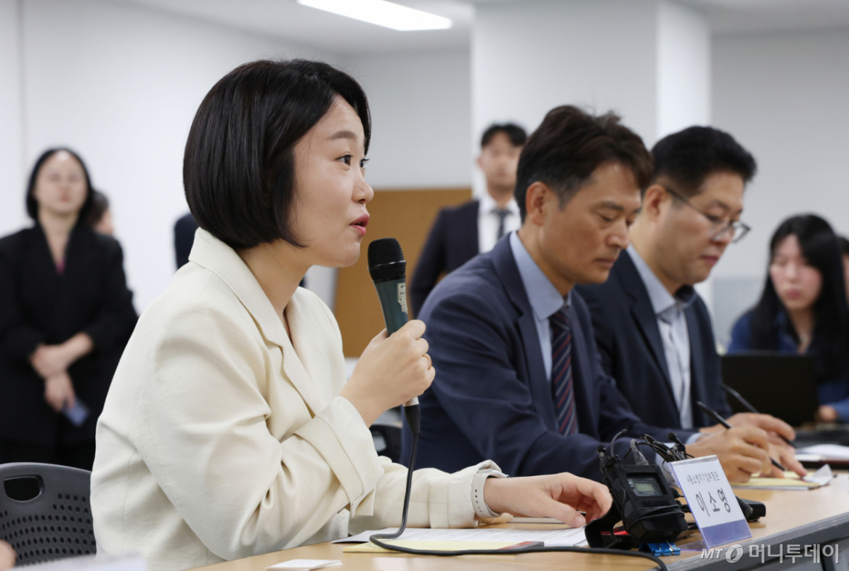 이소영 중소벤처기업부 장관이 23일 경기 수원시 팔달구 영동시장에서 전국상인연합회 관계자들을 만나 차담회를 하고 있다./사진=뉴스1