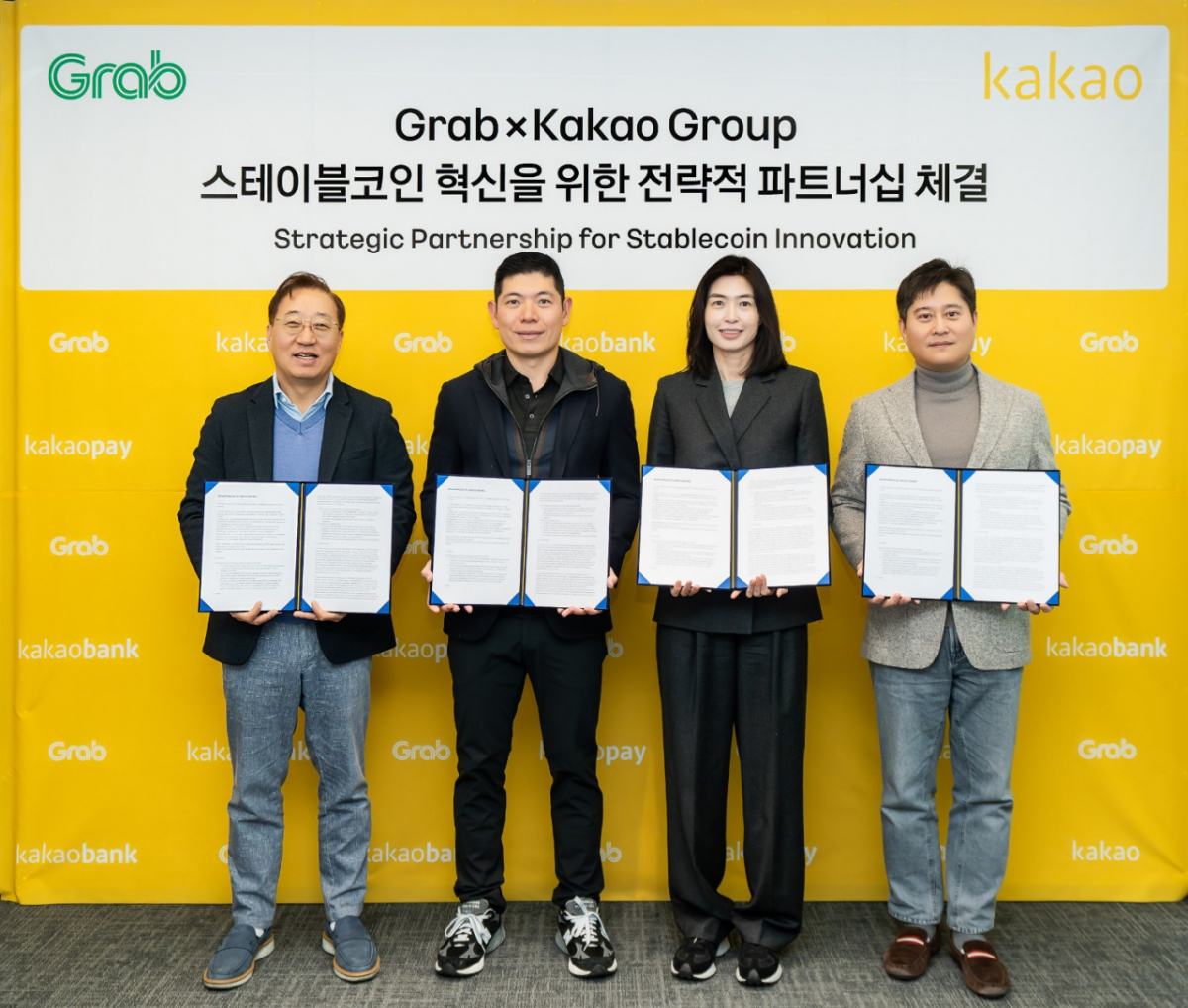 카카오그룹과 그랩(Grab Holdings Inc.)이 한국-동남아 디지털 자산 생태계 구축을 위한 업무협약을 체결했다. (왼쪽부터) 카카오뱅크 윤호영 대표이사, 그랩 앤서니 탄 CEO, 카카오 정신아 대표이사, 카카오페이 신원근 대표이사./사진=카카오뱅크