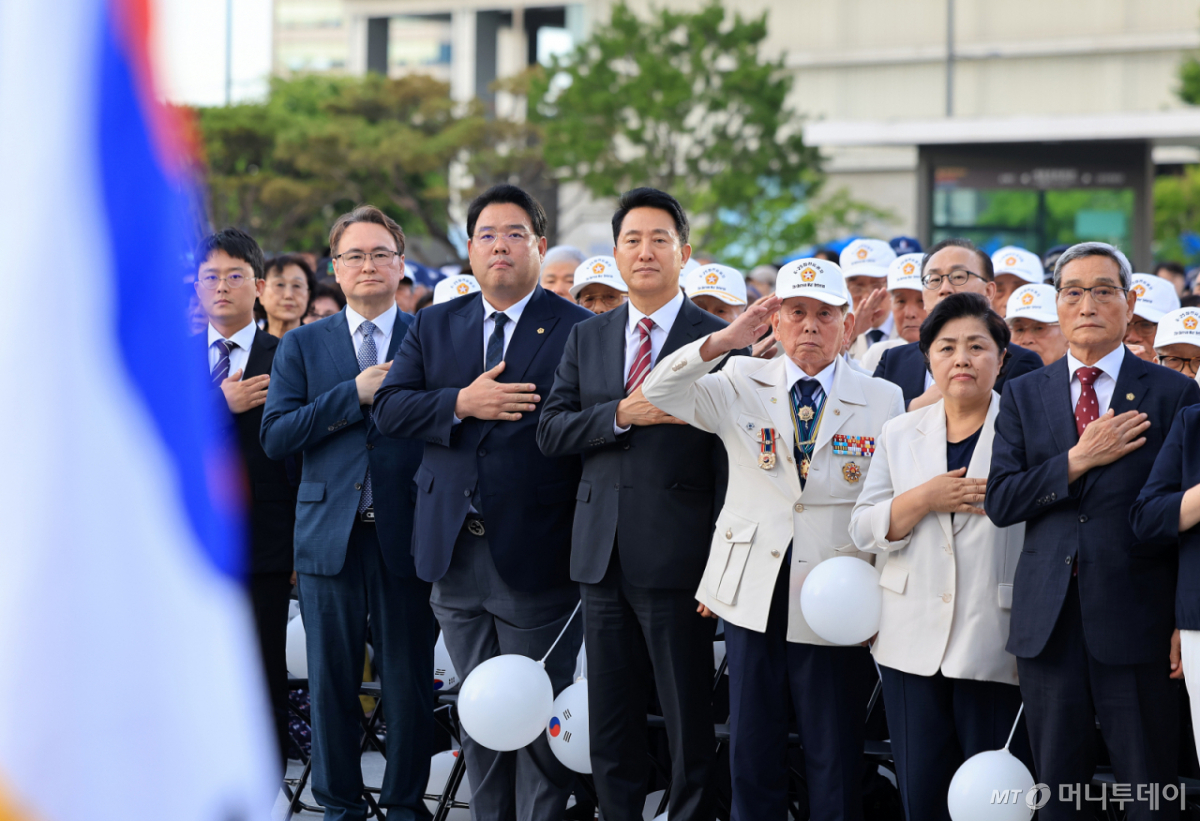 (서울=뉴스1) 이호윤 기자 = 오세훈 서울시장이 23일 서울 종로구 광화문광장 감사의 정원에서 열린 6.25전쟁 제76주년 기념식에서 보훈단체 및 보훈가족, 참석자들과 국기에 대한 경례를 하고 있다. 2026.6.23/뉴스1 Copyright © 뉴스1. All rights reserved. 무단 전재 및 재배포, AI학습 이용 금지. /사진=(서울=뉴스1) 이호윤 기자