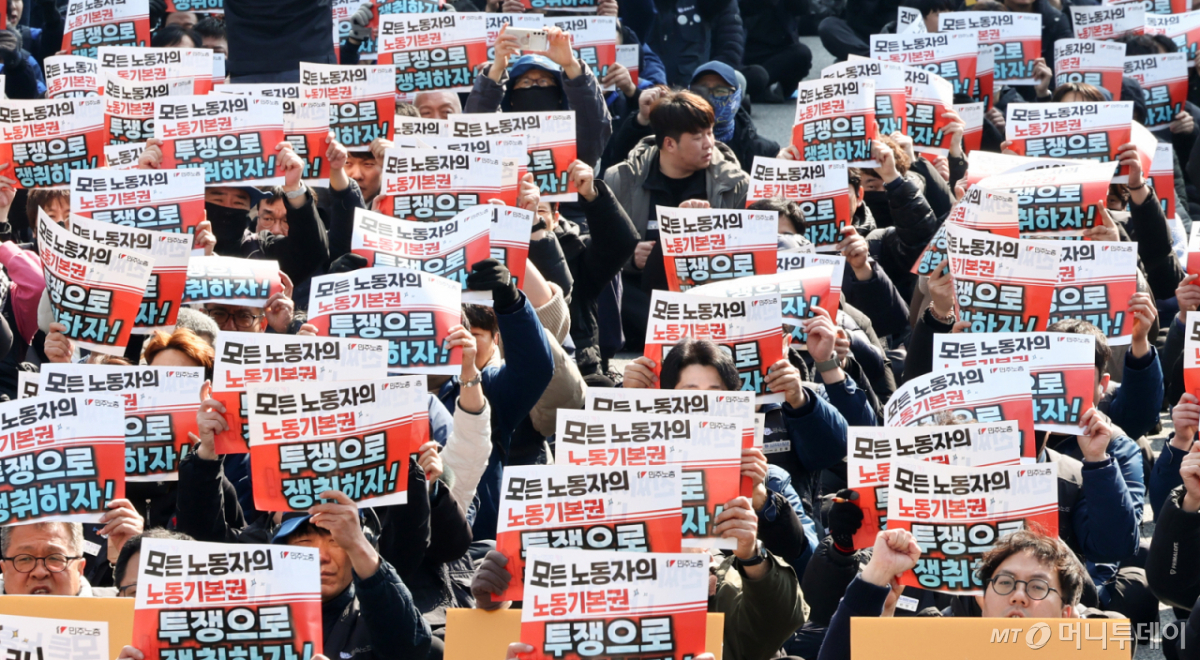 민주노총 조합원들이 10일 서울 종로구 세종대로 일대에서 열린 민주노총 투쟁 선포대회에서 구호를 외치고 있다. 2026.3.10/뉴스1 Copyright © 뉴스1. All rights reserved. 무단 전재 및 재배포, AI학습 이용 금지.