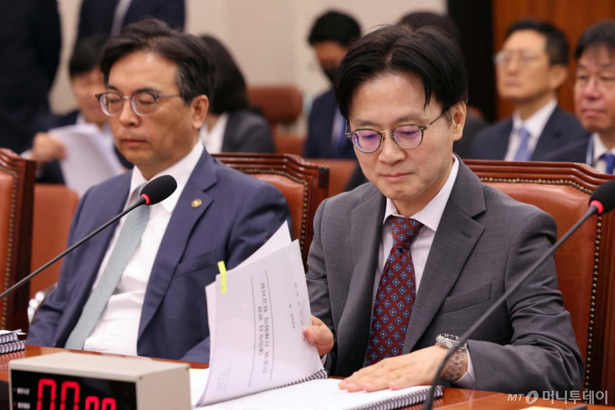 김정관 산업통상부 장관이 22일 서울 여의도 국회에서 열린 산업원통상자원중소벤처기업위원회 전체회의에서 '대한민국과 미합중국 간 전략적투자의 운영 및 관리를 위한 특별법'에 따른 대미투자 사전보고를 하기 전 자료를 살펴보고 있다. 사진 왼쪽은 박정성 통상교섭본부장. /사진=뉴스1