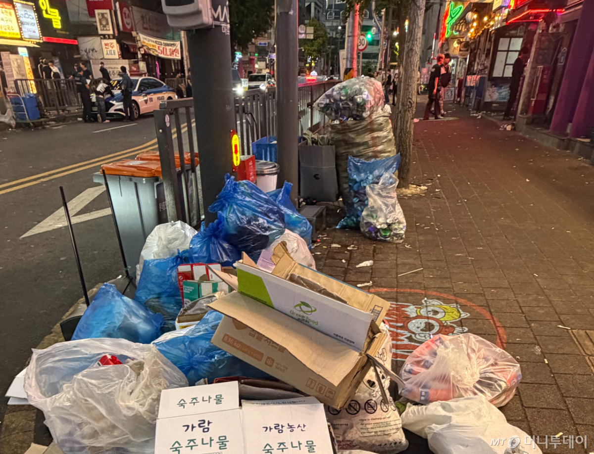 23일 오전6시 서울 마포구 홍대 클럽거리 전봇대 앞에 포장재가 쌓여있다./사진=나유영 기자.