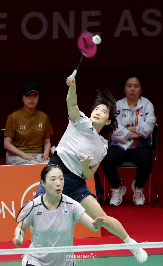 정나은(위)이 23일 일본 아이치현 이치노미야 시립체육관에서 열린 2026 아이치·나고야 아시안게임 배드민턴 여자 단체전 준결승 일본전 3경기에서 강스매싱을 시도하고 있다. /사진=강영조 선임 기자