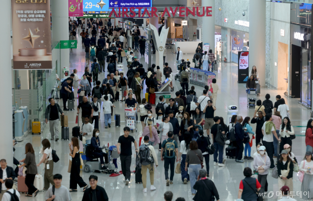 (인천공항=뉴스1) 권현진 기자 = 추석 연휴를 하루 앞둔 23일 오전 인천국제공항 제1터미널 면세구역이 여행객들로 붐비고 있다. 올해 추석 연휴 기간 국내 공항 이용객은 195만명을 넘어설 것으로 전망됐다. 2026.9.23/뉴스1 Copyright © 뉴스1. All rights reserved. 무단 전재 및 재배포, AI학습 이용 금지. /사진=(인천공항=뉴스1) 권현진 기자