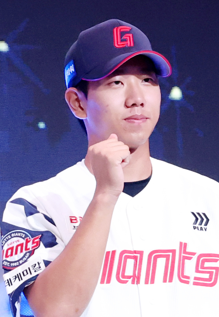'2027 KBO 신인 드래프트'가 21일 서울 송파구 롯데호텔 월드 크리스탈볼룸에서 열렸다. 원지우(완쪽부터), 박근서, 배종윤, 이현민이 롯데에 지명된 후 포토타임을 갖고 있다. /사진=김진경 대기자