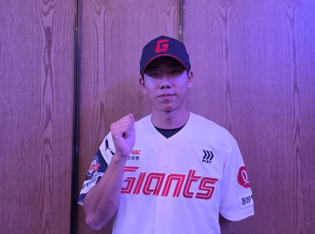 롯데 배종윤이 지난 21일 서울 송파구 롯데호텔 월드 크리스탈볼룸에서 열린 '2027 KBO 신인 드래프트'에서 스타뉴스와 인터뷰에 응했다. /사진=김동윤 기자