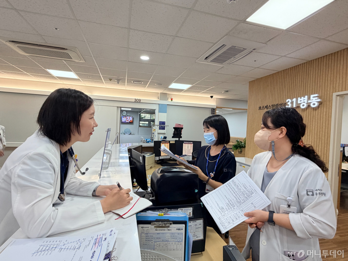김혜지 서울시립 동부병원 호스피스 완화의료팀장(가정의학과 전문의·왼쪽)이 간호사들과 대화하고 있다. /사진제공=서울동부병원