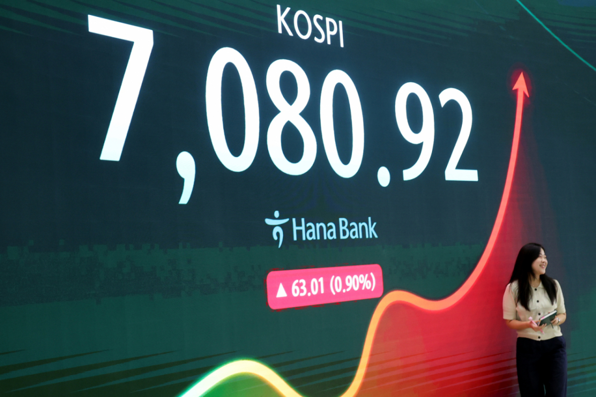 [서울=뉴시스] 박영태 기자 = 코스피가 63.01포인트(0.90%) 오른 7080.92에 장을 마감한 23일 오후 서울 중구 하나은행 본점에서 딜러들이 업무를 보고 있다. 코스닥은 10.10포인트(1.21%) 오른 844.48에 장을 마감했다. 2026.09.22. since1999@newsis.com /사진=박영태
