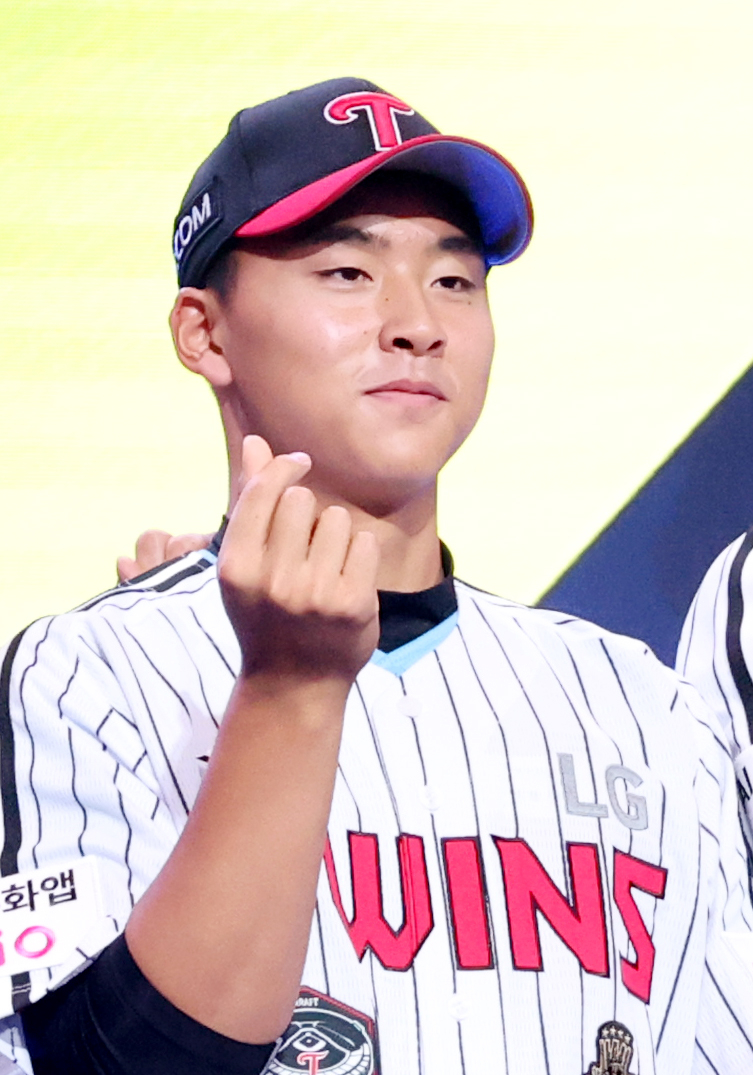'2027 KBO 신인 드래프트'가 21일 서울 송파구 롯데호텔 월드 크리스탈볼룸에서 열렸다.  임호윤이 LG에 지명된 후 포토타임을 갖고 있다. /사진=김진경 대기자