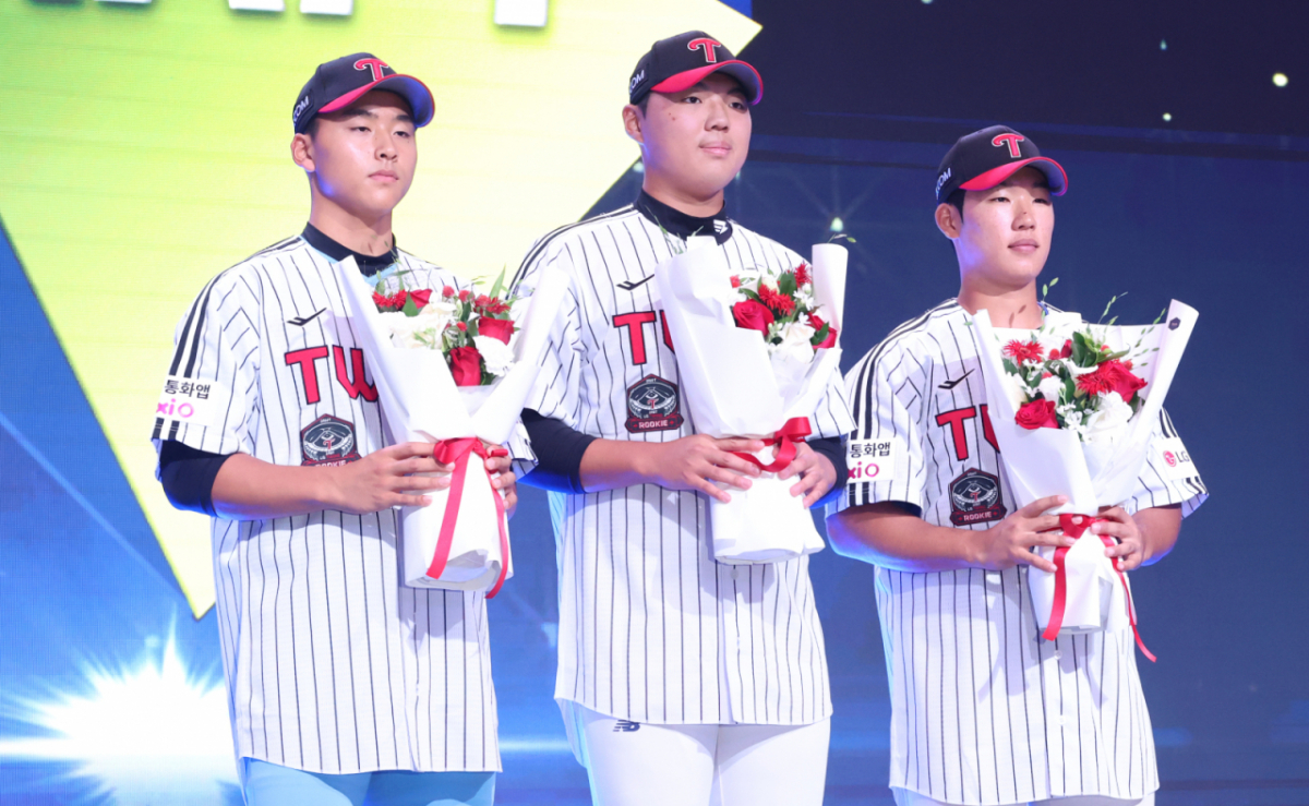'2027 KBO 신인 드래프트'가 21일 서울 송파구 롯데호텔 월드 크리스탈볼룸에서 열렸다.  임호윤(왼쪽부터), 윤예성, 김동주가 LG에 지명된 후 포토타임을 갖고 있다. /사진=김진경 대기자