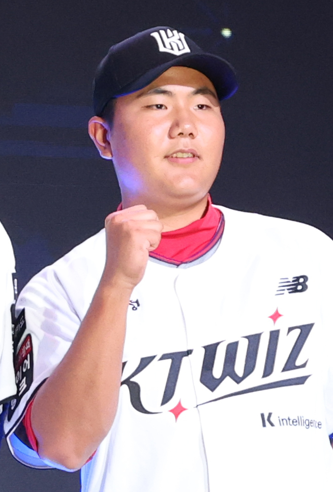 '2027 KBO 신인 드래프트'가 21일 서울 송파구 롯데호텔 월드 크리스탈볼룸에서 열렸다. 충암고 김지율이 KT에 지명된 후 포토타임을 갖고 있다. /사진=김진경 대기자