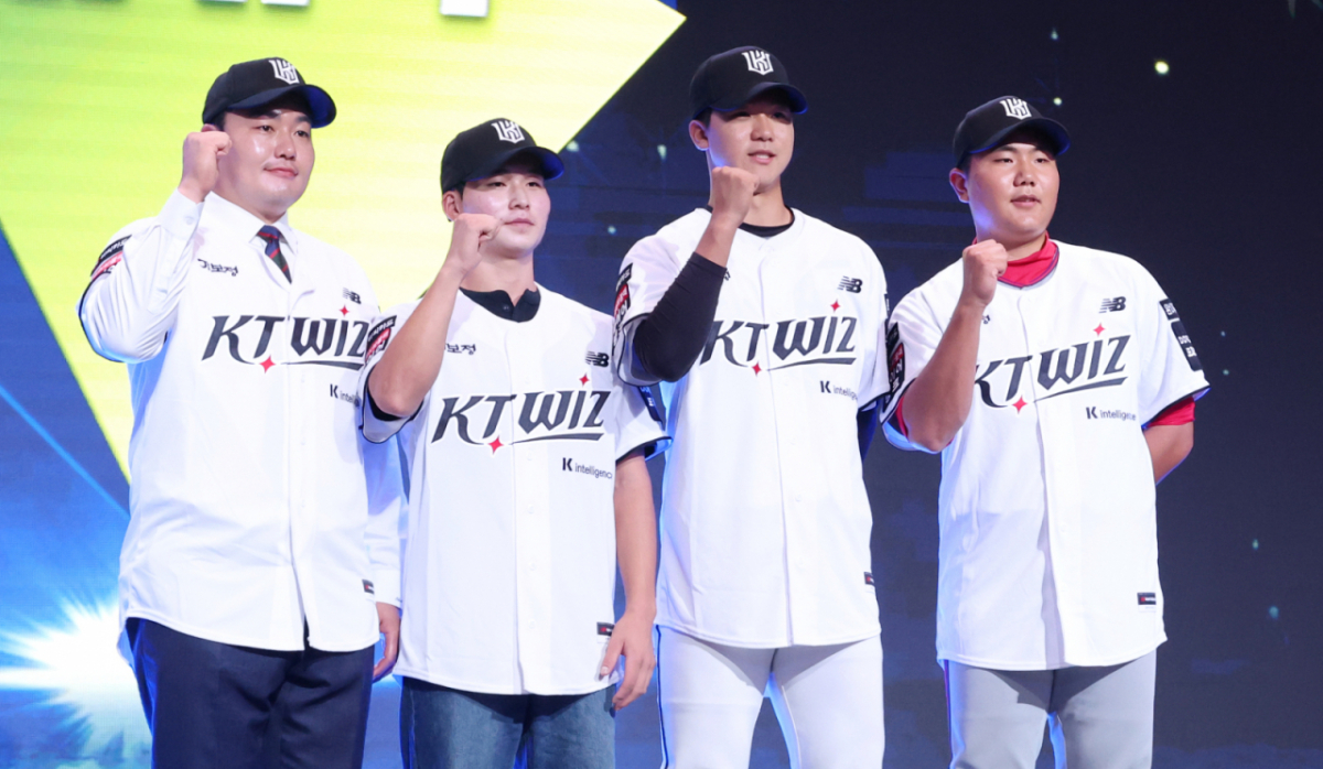 '2027 KBO 신인 드래프트'가 21일 서울 송파구 롯데호텔 월드 크리스탈볼룸에서 열렸다.  최지만(완쪽부터), 김동영, 이승원, 김지율이 KT에 지명된 후 포토타임을 갖고 있다. /사진=김진경 대기자