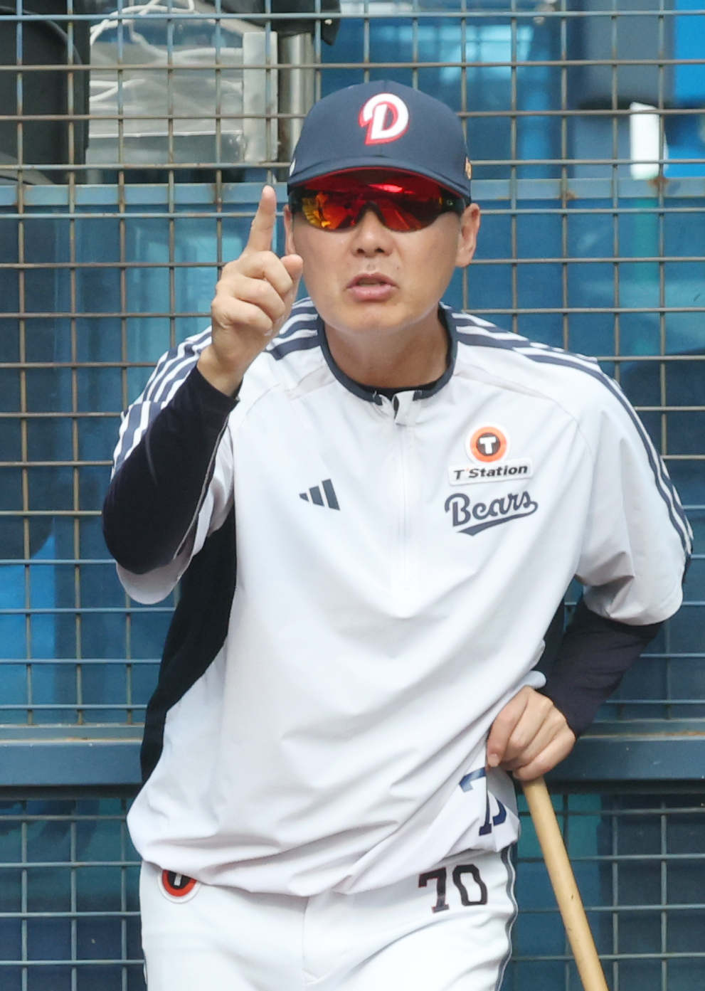 2026 신한 SOL KBO리그 두산 베어스 대 KIA 타이거즈 경기가 23일 서울 잠실야구장에서 열렸다.  두산 김원형 감독이 선수들의 피칭을 지도하고 있다. /사진=김진경 kim.jinkyung@