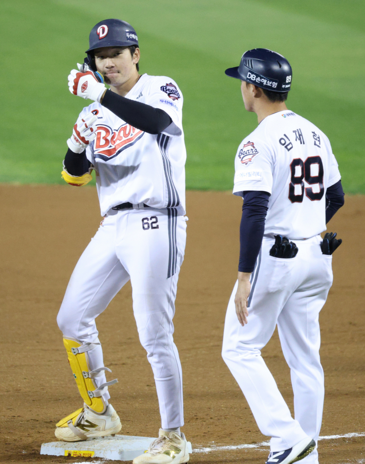 2026 신한 SOL KBO리그 두산 베어스 대 KIA 타이거즈 경기가 23일 서울 잠실야구장에서 열렸다.  두산 안재석이 5회말 2사 2루에서 동점 1타점 적시타를 날리고 출루한 후 세리머니를 하고 있다. /사진=김진경 kim.jinkyung@