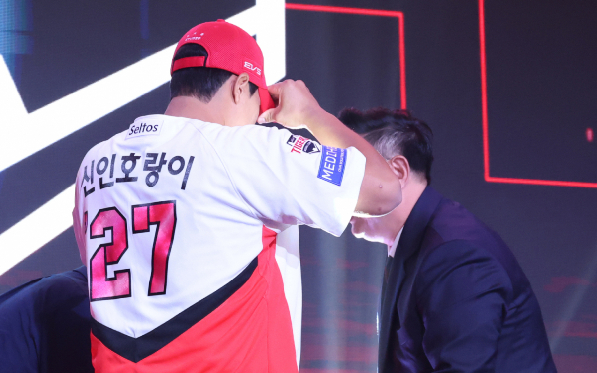 '2027 KBO 신인 드래프트'가 21일 서울 송파구 롯데호텔 월드 크리스탈볼룸에서 열렸다. 이호민(경남고)이 전체 3순위로 KIA에 지명된 후 심재학 단장의 도음으로 KIA 유니폼을 입고 있다. /사진=김진경 kim.jinkyung@