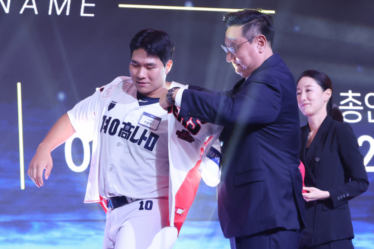 '2027 KBO 신인 드래프트'가 21일 서울 송파구 롯데호텔 월드 크리스탈볼룸에서 열렸다. 이호민(경남고)이 전체 3순위로 KIA에 지명된 후 심재학 단장의 도음으로 KIA 유니폼을 입고 있다. /사진=김진경 kim.jinkyung@