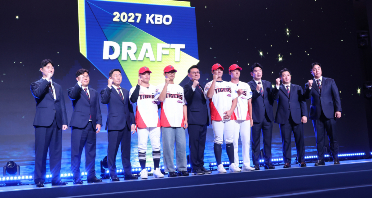 '2027 KBO 신인 드래프트'가 21일 서울 송파구 롯데호텔 월드 크리스탈볼룸에서 열렸다. 이호민을 비롯해 KIA에 지명된 선수들이 포토타임을 갖고 있다. /사진=김진경 kim.jinkyung@