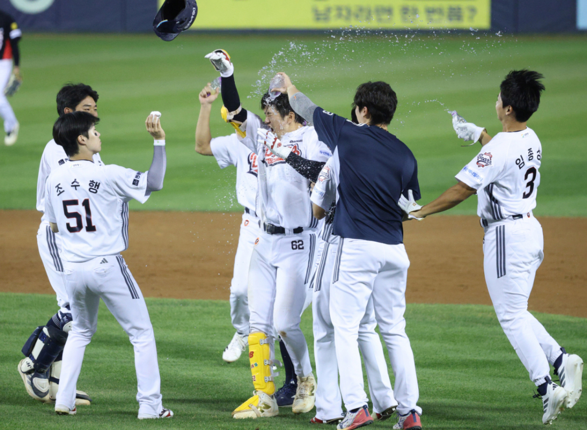 2026 신한 SOL KBO리그 두산 베어스 대 KIA 타이거즈 경기가 23일 서울 잠실야구장에서 열렸다.  두산 안재석이 9회말 2사 2루에서 KIA 이의리를 상대로 끝내기 안타를 날리고 동료들의 축하를 받고 있다. /사진=김진경 kim.jinkyung@