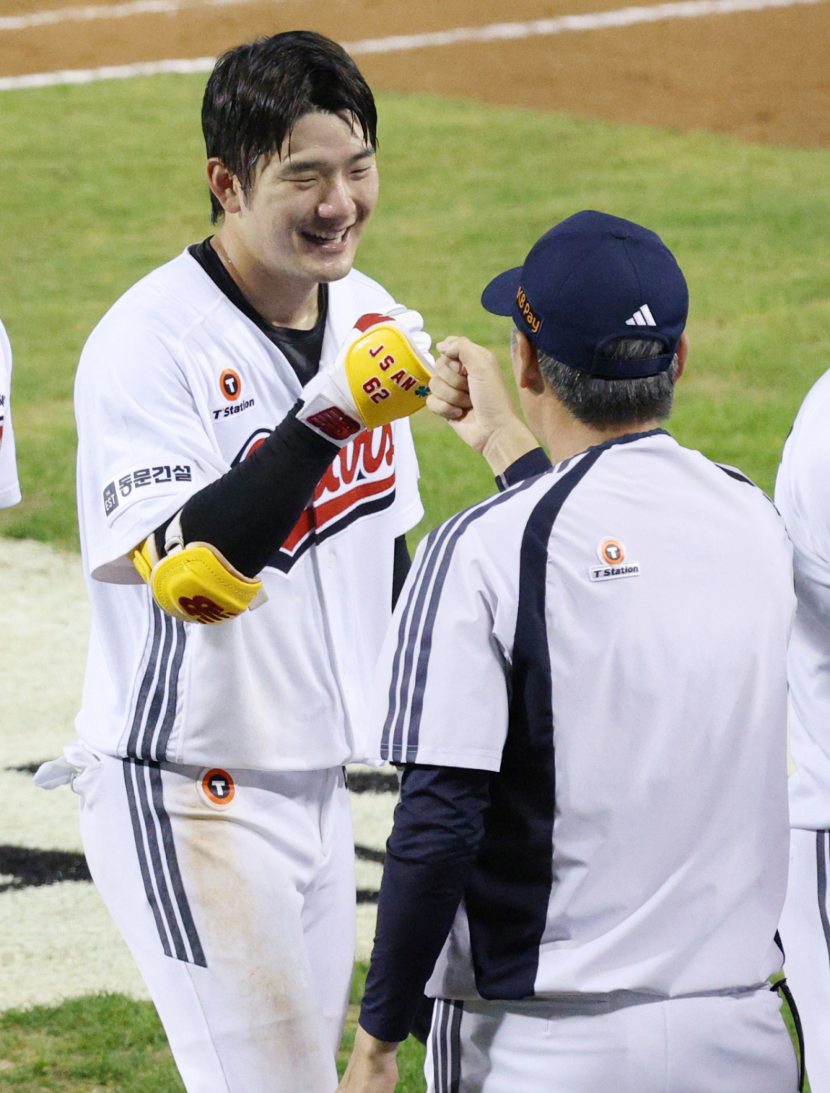 2026 신한 SOL KBO리그 두산 베어스 대 KIA 타이거즈 경기가 23일 서울 잠실야구장에서 열렸다.  두산 안재석이 9회말 2사 2루에서 KIA 이의리를 상대로 끝내기 안타를 날리며 경기를 끝낸 후 김원형 감독의 축하를 받고 있다. /사진=김진경 kim.jinkyung@