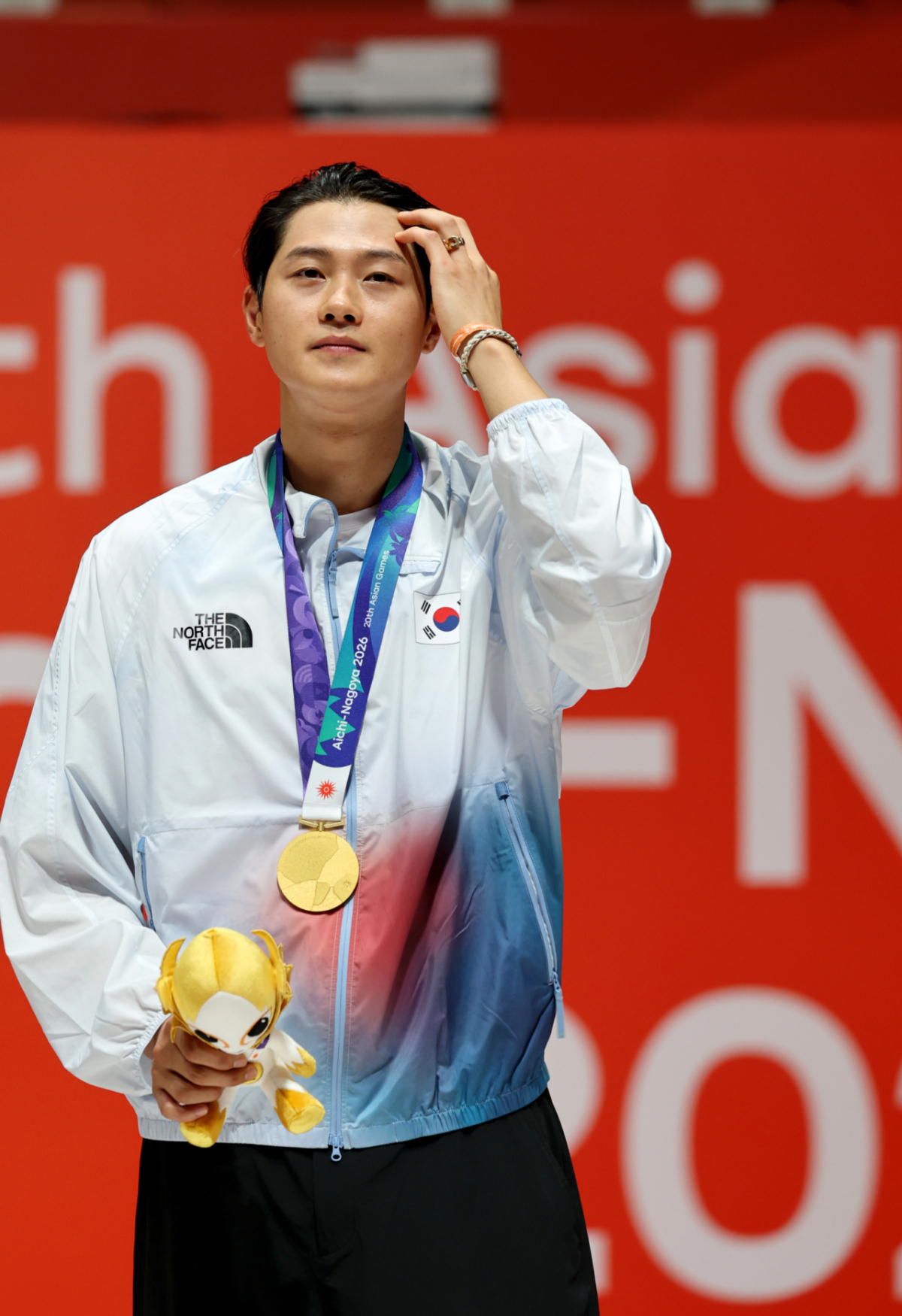 남자 사브르 오상욱이 23일 일본 아이치현 도코나메의 아이치 스카이 엑스포에서 열린 2026 아이치·나고야 아시안게임 남자 사브르 개인전 결승에서 역전으로 금메달을 따낸 후 시상식에서 금메달을 들어보이고 있다. /사진=강영조 cameratalks@
