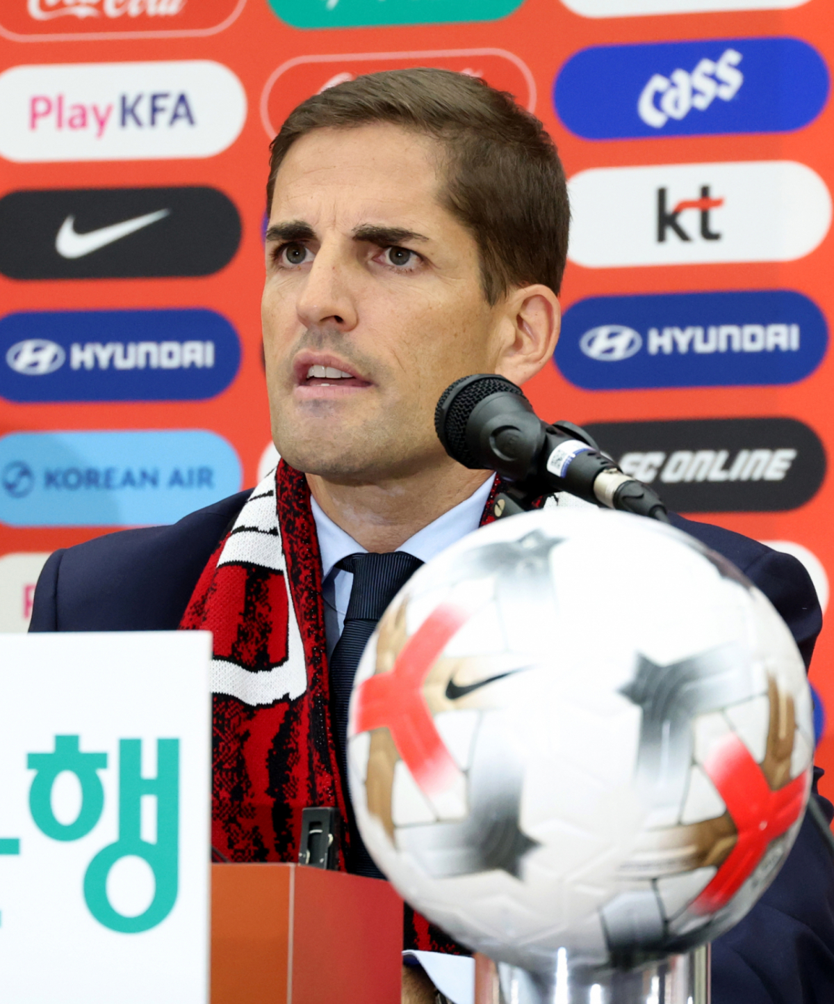 로베르트 모레노 축구국가대표팀 신인 감독이 천안 코리아풋볼파크에서 친선경기 4연전 명단 빌표 및 기자회견을 열었다. 모레노 감독이 기자들의 질문에 답하고 있다. /사진=김진경 대기자