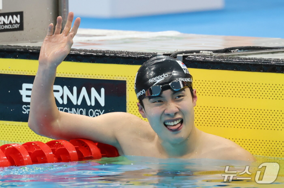 도쿄 아쿠아틱스 센터에서 열린 2026 아이치·나고야 아시안게임 경기에서 황선우가 자신의 기록을 확인하고 있다. /사진=뉴스1