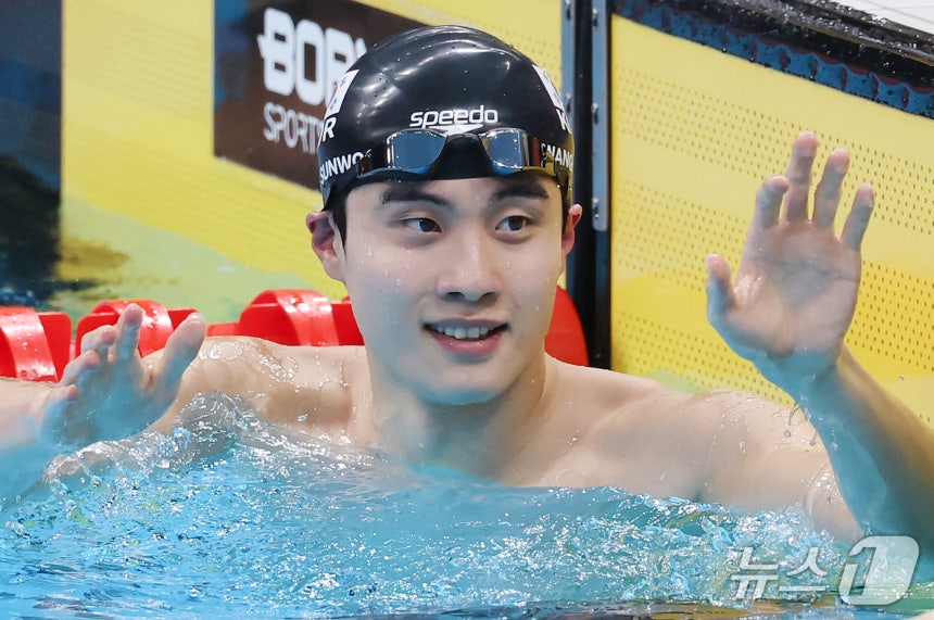 한국 수영 대표팀 황선우(강원도청)가 '2026 아이치·나고야 아시안게임' 남자 자유형 200m에서 막판 역전을 허용하며 은메달을 목에 걸었다./도쿄=뉴스1