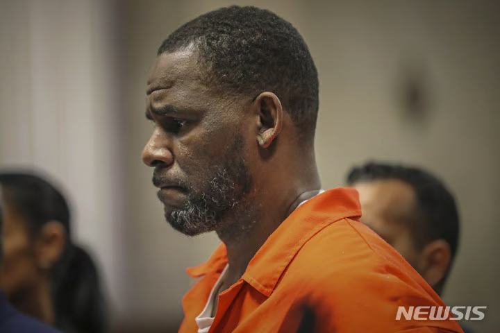 2021년 9월 27일(이하 현지시간). 'R&B 황제'로 불렸던 미국 가수 겸 프로듀서 알 켈리(R.Kelly)가 아동 성 착취 등의 혐의로 유죄 평결을 받았다. /AP=뉴시스