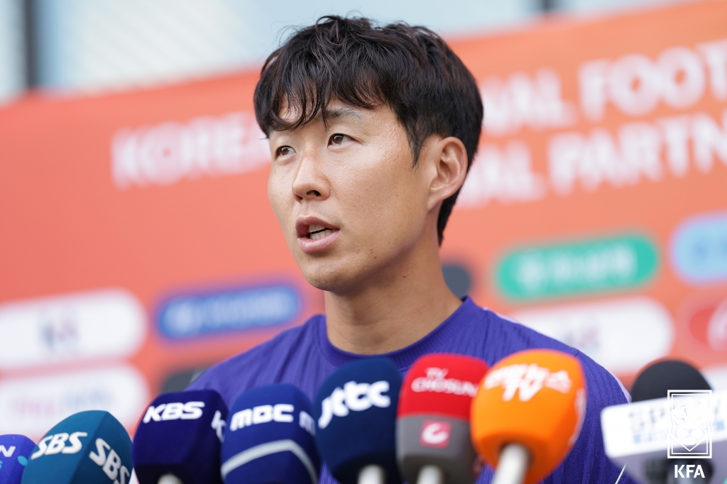 손흥민이 에콰도르와 경기 전날 취재진의 질문에 답하고 있다. /사진=대한축구협회 제공